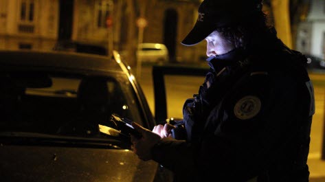 a-mulhouse-une-patrouille-de-police-nationale-veille-au-respect-du-couvre-feu-qui-doit-renforc...jpg
